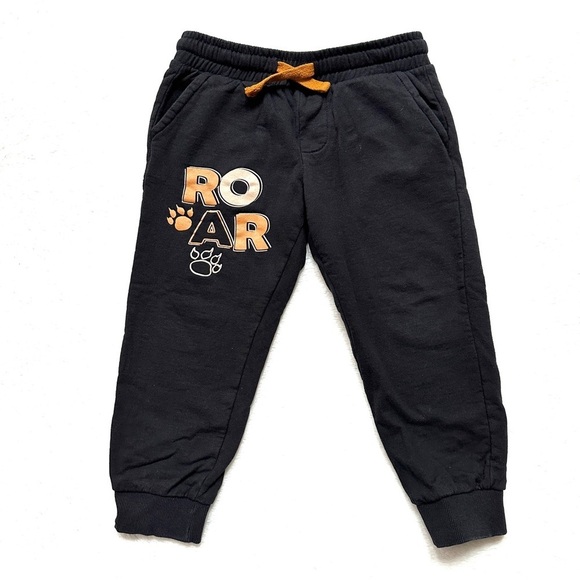 ⭐️ 5 for $25 Kids Black Joggers with Roar Print Size 4-5 Years 110 cm - Picture 1 of 4